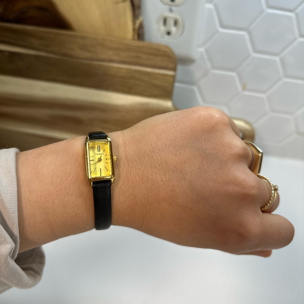 Watch golden watch citizen hand war